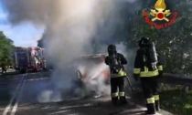 Incendio a Maleo sulla provinciale, auto distrutta dalle fiamme