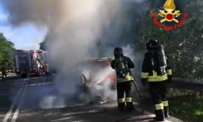 Incendio a Maleo sulla provinciale, auto distrutta dalle fiamme