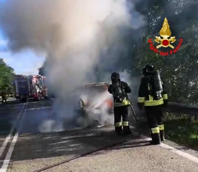 Incendio a Maleo sulla provinciale, auto distrutta dalle fiamme