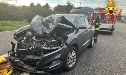 Schianto in tangenziale a Lodi, 42enne finisce con l'auto contro la cuspide dello svincolo