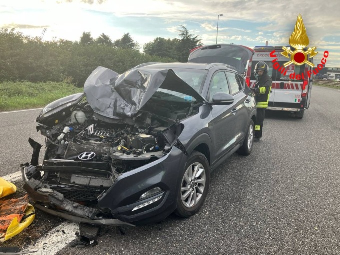 Schianto in tangenziale a Lodi, 42enne finisce con l’auto contro la cuspide dello svincolo