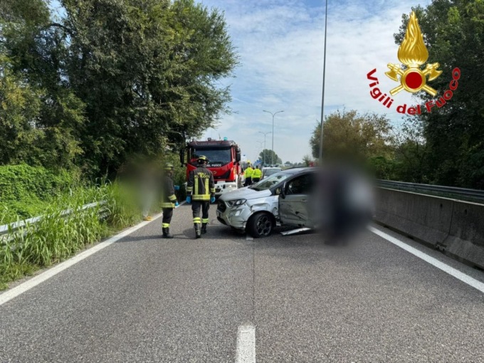Incidente in tangenziale a Lodi: un’auto si scontra con un trattore, tre persone coinvolte