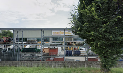 Auto come ariete contro l'ingresso dell'azienda, incursione dei ladri a Fombio