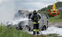 Incendio a Villanova del Sillaro, furgoncino avvolto dalle fiamme