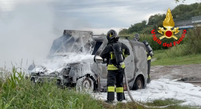 Incendio a Villanova del Sillaro, furgoncino avvolto dalle fiamme