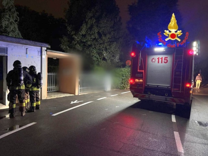 Forse un cortocircuito: una cabina dell’Enel divorata dalle fiamme