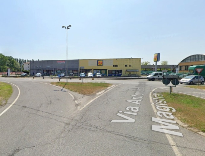 Rapina la cassiera di un market: denunciato grazie ai video e alle foto fatte dai clienti