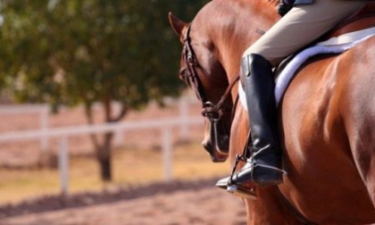 Infortunio a Comazzo, ragazza 22enne cade da cavallo