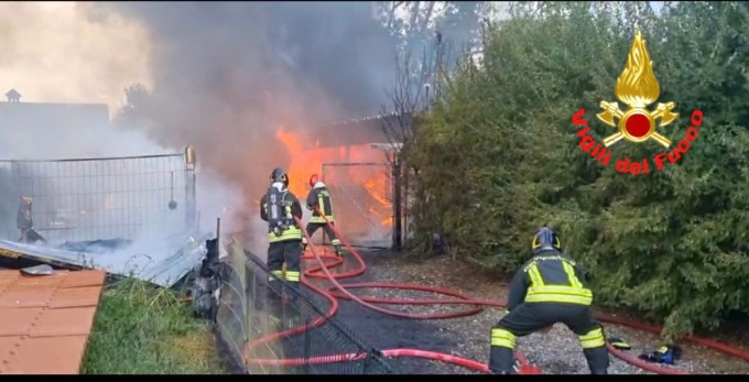 Incendio nel box e deposito in campagna: muoiono carbonizzati sette cani