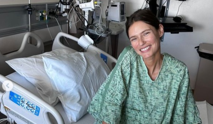 Bianca Balti inizia la chemioterapia e cambia look: “Coraggio a chi come me sta iniziando la terapia”