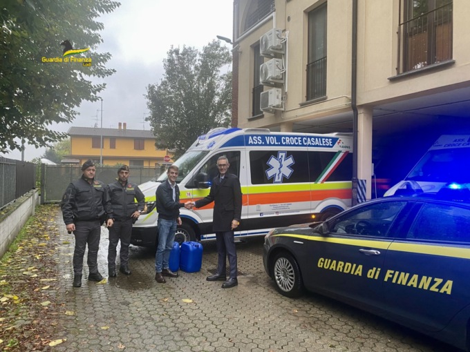 La Finanza sequestra 80 litri di gasolio e li dona alla Croce Casalese