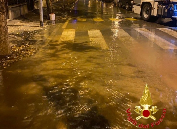 Strada allagata nella notte a Lodi, l’intervento dei pompieri in via Borgo Adda