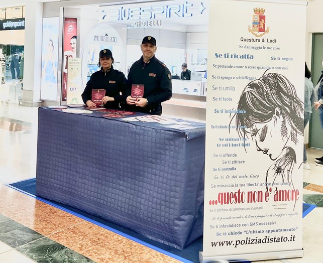 Violenza sulle donne, la Polizia di Lodi al centro commerciale con il suo stand