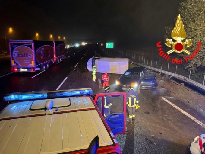Scontro tra un’auto e un furgone in autostrada, tre feriti a Casalpusterlengo