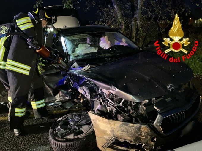 Scontro frontale fra due auto, rimane incastrato fra le lamiere: trasportato d’urgenza in elisoccorso