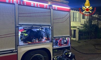 Divampa l'incendio nell'appartamento, mobile di arredamento in fiamme