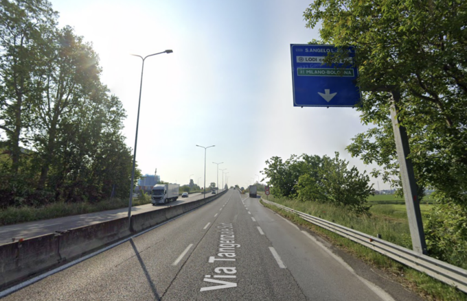 Auto esce di strada in tangenziale a Lodi, coinvolto anche un 16enne