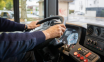 Violenze sul bus tra Villanterio e Lodi, 20enne tira un pugno all'autista e poi accoltella un passeggero