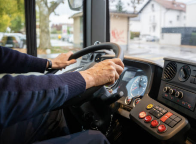 Violenze sul bus tra Villanterio e Lodi, 20enne tira un pugno all’autista e poi accoltella un passeggero