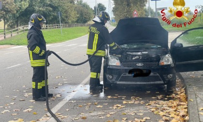 Auto a rischio incendio, l'intervento dei pompieri a Tavazzano con Villavesco