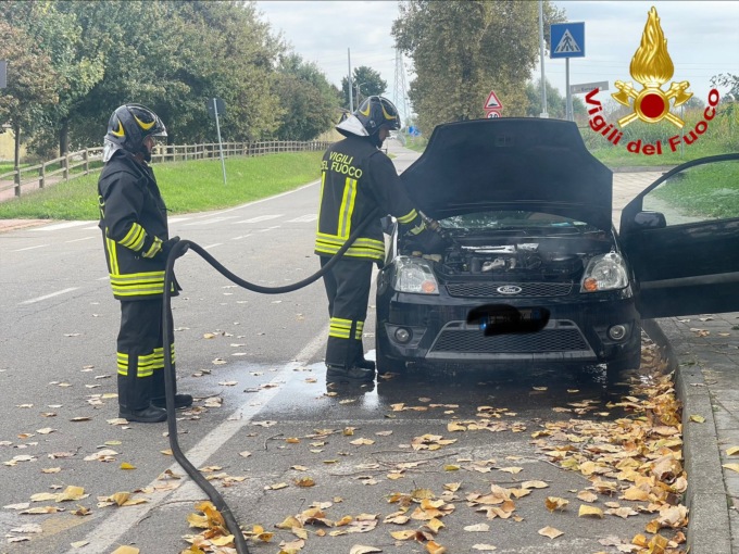 Auto a rischio incendio, l’intervento dei pompieri a Tavazzano con Villavesco