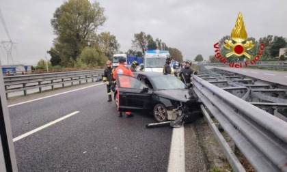 Perde il controllo dell'auto e sbatte contro il guard rail, due giovani 20enni feriti