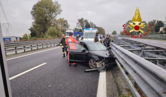 Perde il controllo dell’auto e sbatte contro il guard rail, due giovani 20enni feriti