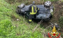 Perde il controllo dell'auto, esce di strada e si ribalta in un fosso: ferito 31enne