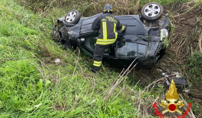 Perde il controllo dell’auto, esce di strada e si ribalta in un fosso: ferito 31enne