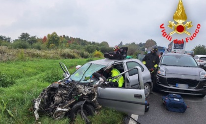 Schianto tra mezzo pesante e due auto: quattro feriti, uno incastrato nell'abitacolo