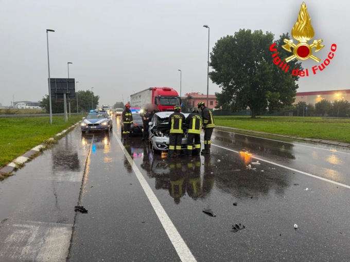 Tamponamento fra due vetture sulla SS235: 4 persone coinvolte