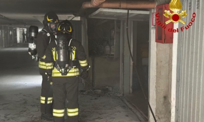 Scoppia l'incendio nel condominio, intervenuti i soccorsi per domare le fiamme