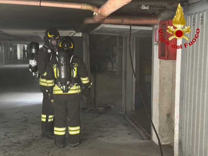 Scoppia l’incendio nel condominio, intervenuti i soccorsi per domare le fiamme