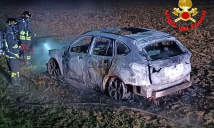 Auto a fuoco nella notte a Pieve Fissiraga: forse un veicolo rubato e dato alle fiamme