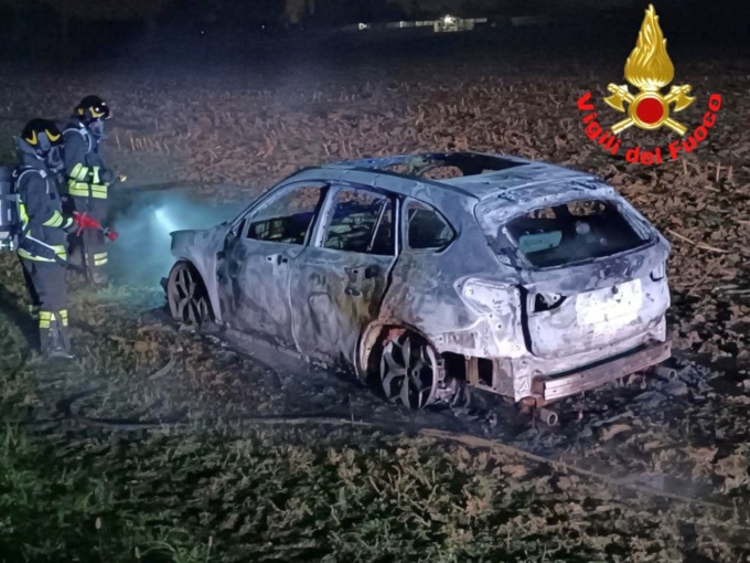 Auto a fuoco nella notte a Pieve Fissiraga: forse un veicolo rubato e dato alle fiamme