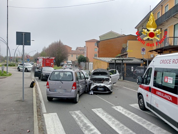 Scontro tra tre auto vicino all’ospedale di Lodi, coinvolte due bimbe di 1 e 3 anni