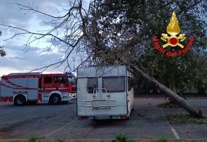 Incidente a Lodi, albero si abbatte su di un camper parcheggiato