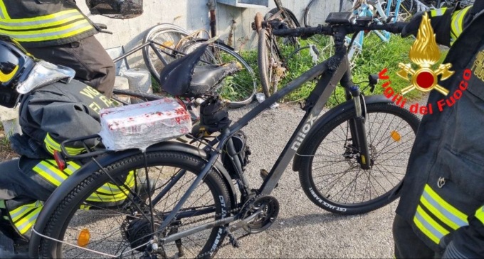 Paura in un appartamento di Corte Palasio, bicicletta elettrica in fiamme