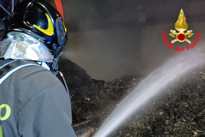Incendio in una ditta di Ospedaletto Lodigiano, 500 quintali di rifiuti in fiamme