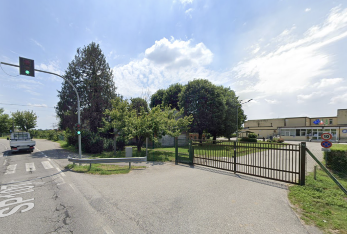 Scontro tra un’auto e una moto sulla provinciale vicino all’Istituto Merli di Lodi, coinvolto 17enne