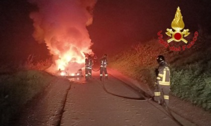 Esce fumo dal veicolo e l'auto viene avvolta dalla fiamme, conducente in salvo