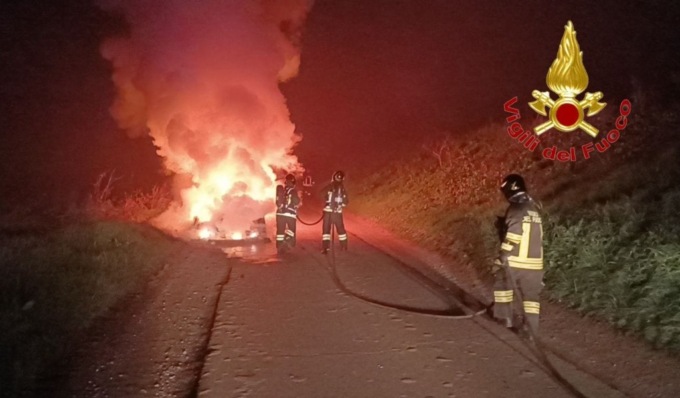 Esce fumo dal veicolo e l’auto viene avvolta dalla fiamme, conducente in salvo