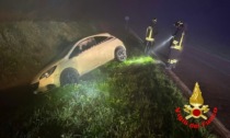 Incidente nella notte: auto finisce in un fossato, ma nessuno è stato trovato a bordo