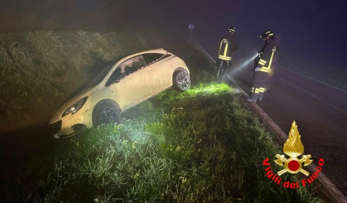 Incidente nella notte: auto finisce in un fossato, ma nessuno è stato trovato a bordo