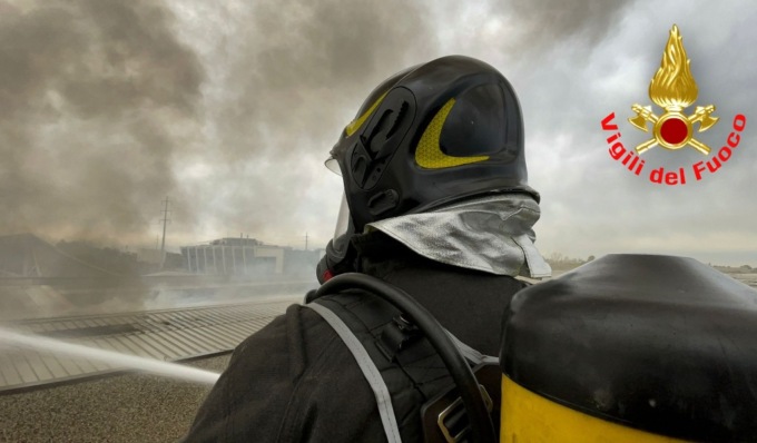 Incendio magazzino all’interno di un capannone industriale a Lodi: sul posto i Vigili del Fuoco