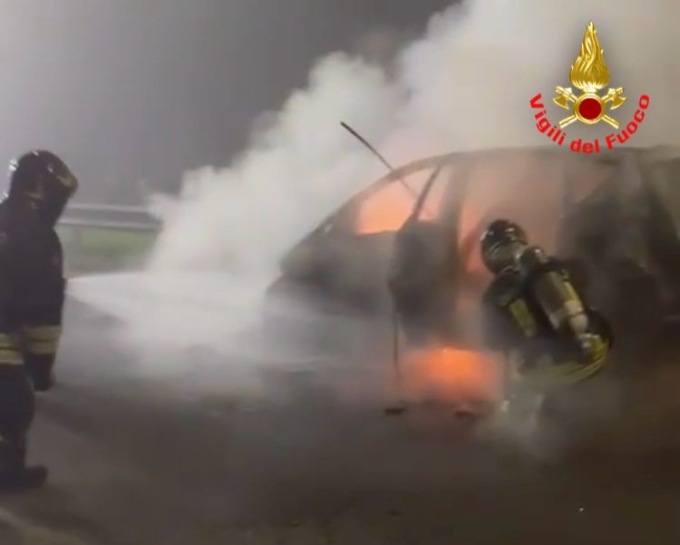 Rogo a Caselle Lurani: auto a fuoco, in ospedale la conducente 31enne