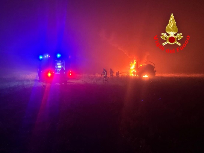 Incendio in un campo a Maleo, trattore completamente distrutto dalle fiamme