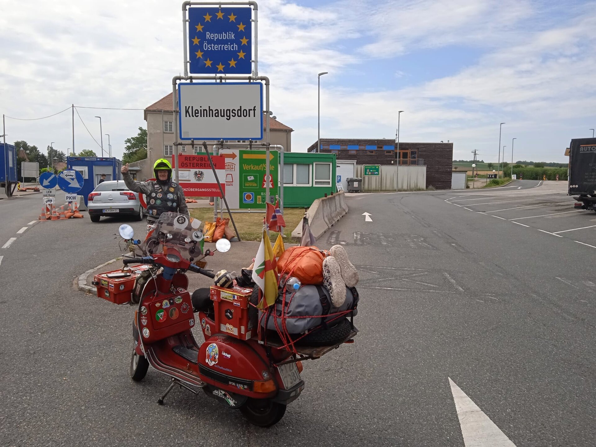 Tresoldi con la sua Vespa rossa sul confine tra Austria e Repubblica Ceca