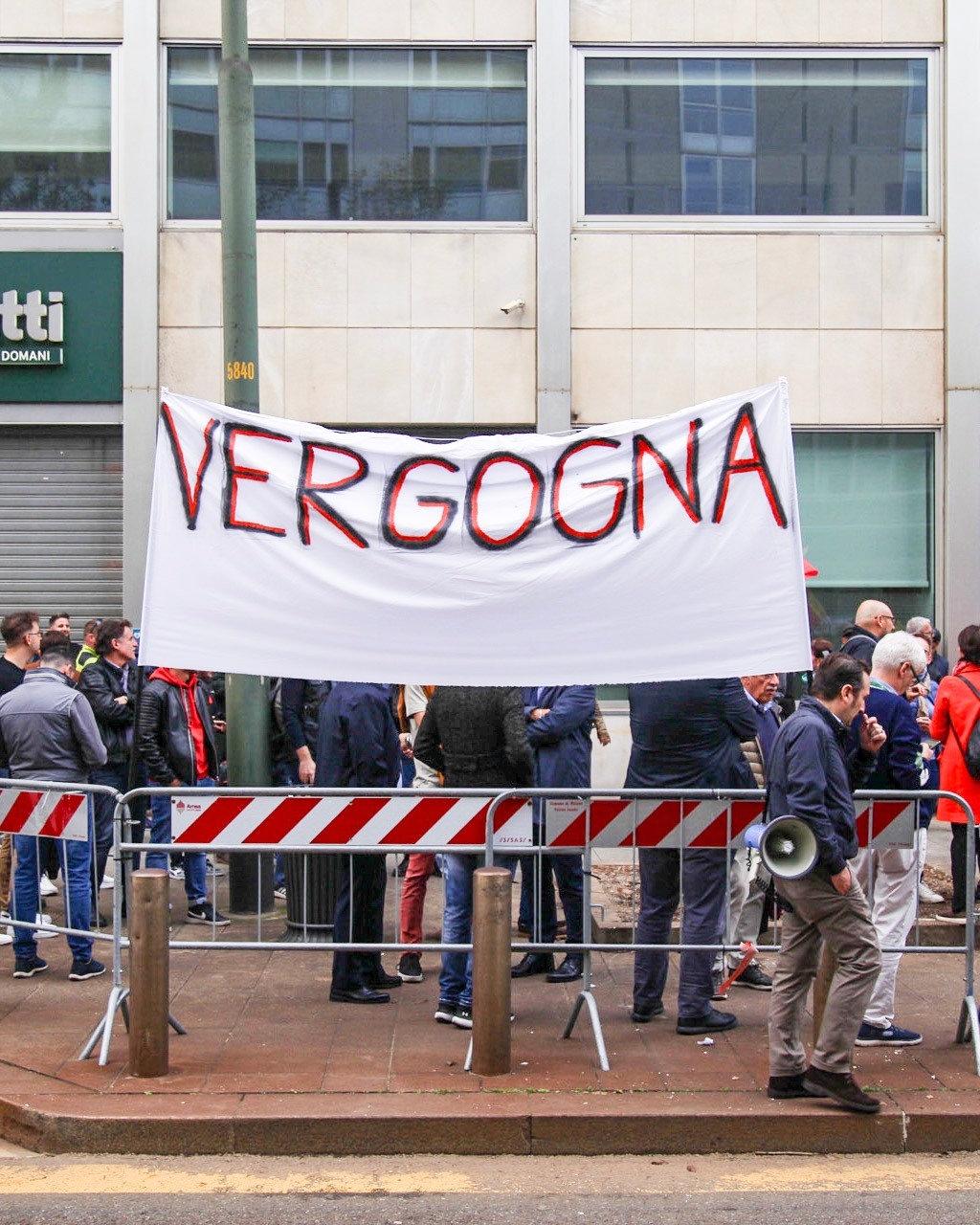 La protesta dei lavoratori Bystronic a Milano