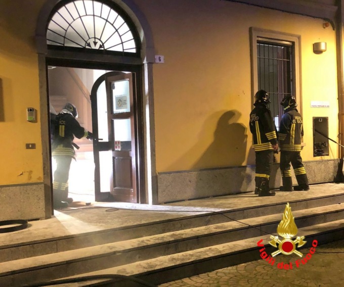 Quattro incappucciati irrompono in centro: fatto esplodere il bancomat nella notte